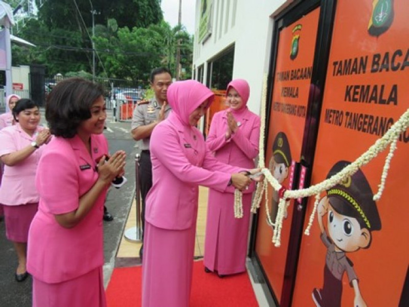 IMG-polrestro-tangerang-ketua-bhayangkari-daerah-metro-jaya-resmikan-taman-baca