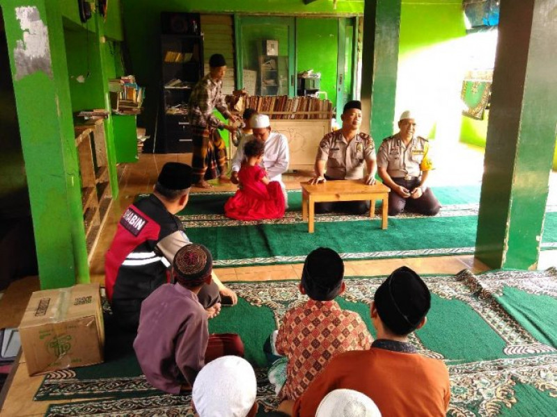 IMG-bhabinkamtibmas-aiptu-edi-supriadi-mengajak-santri-ponpes-al-makmur-untuk-tidak-terpengaruh-paham-radikalisme