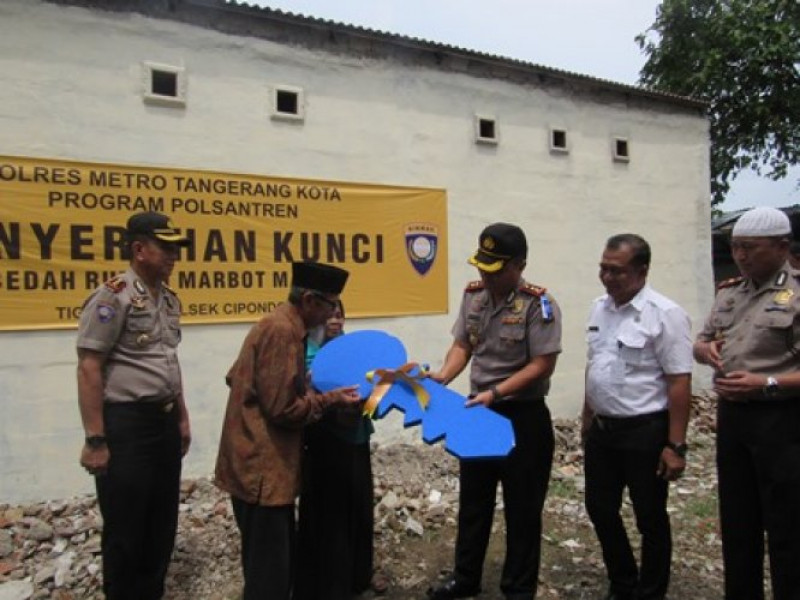 IMG-polsantren-polrestro-tangerang-kota-gencar-bedah-rumah-warga