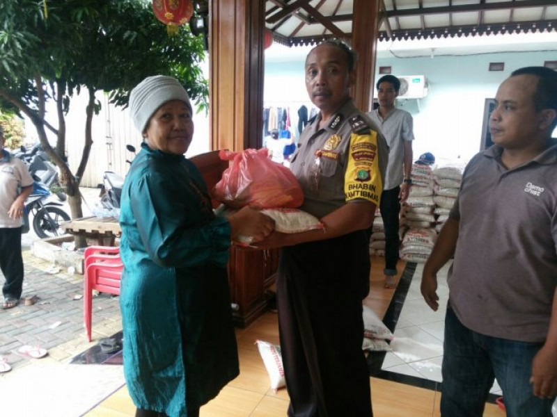 IMG-aiptu-turut-raharjo-sambang-warga-sekaligus-memberikan-pengamanan-pembagian-beras