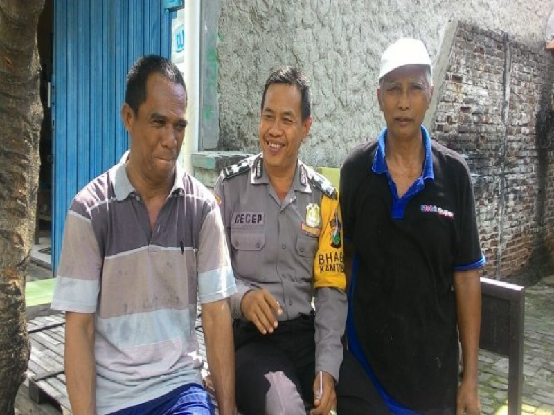 IMG-bhabinkamtibmas-polsek-jatiuwung-aiptu-cecep-sambangi-ketua-rt03-periuk-jaya