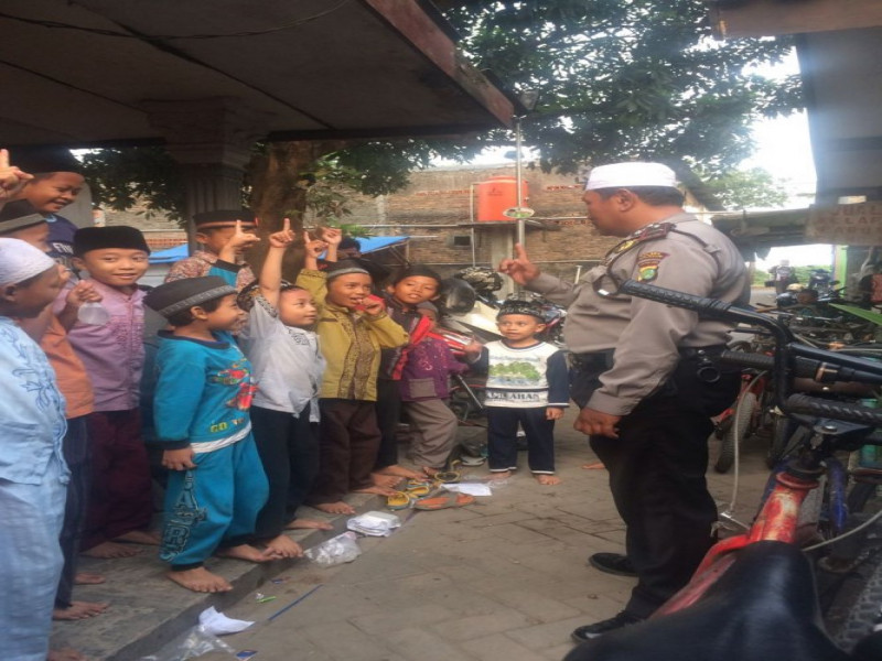 IMG-antusias-para-santri-bercita-cita-menjadi-anggota-polri-dalam-polsantren-binmas-polsek-neglasari