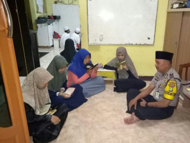 IMG-kunjungi-pesantren-tahfidz-aiptu-mulyadih-ajak-santriwati-hindari-pergaulan-bebas
