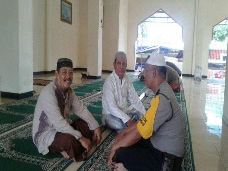 IMG-aiptu-suhari-bincang-dengan-ustadz-imam-bukhori-himbau-untuk-mencegah-paham-radikalisme-di-lingkungan-masjid-al-marwah