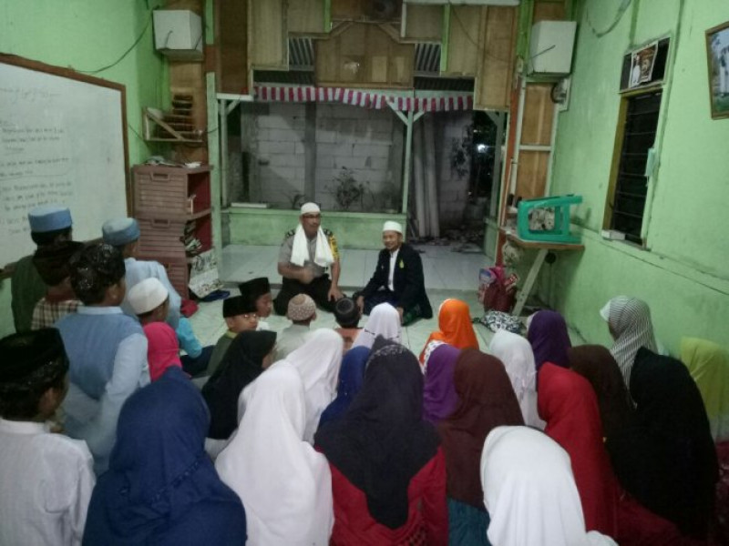 IMG-bhabinkamtibmas-aiptu-yosef-k-sambang-ustadz-abdul-rohim-ajak-cegah-dini-faham-radikalisme-dan-aksi-terorisme