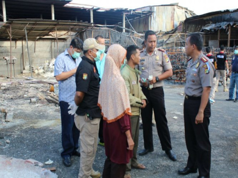 IMG-kapolsek-teluknaga-dampingi-kapolres-metro-tangerang-kota-dalam-rekontruksi-kebakaran-gudang-kembang-api-di-kosambi