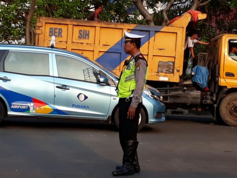 IMG-unit-lantas-polsek-neglasari-ciptakan-kamseltibcar-lantas-di-tl-m1-selapajang-jaya