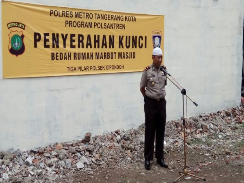 IMG-polsek-cipondoh-bedah-rumah-marbot-yang-sudah-tidak-layak-huni