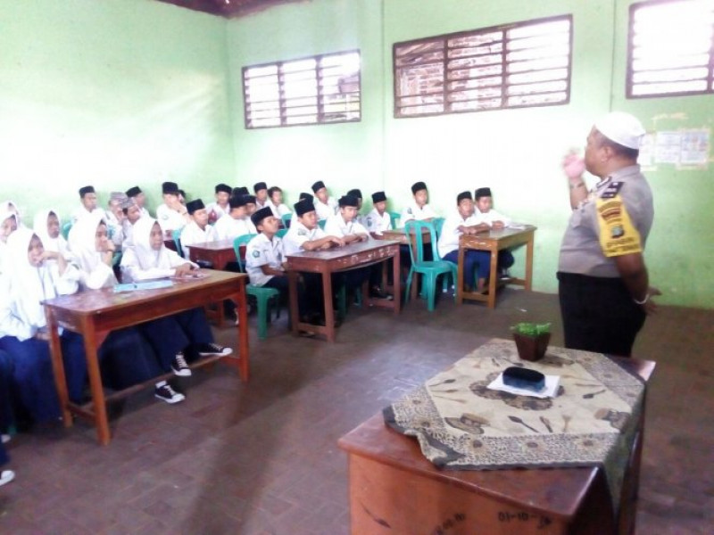 IMG-bhabinkamtibmas-polsek-sepatan-aiptu-budi-sy-pembinaan-dan-penyuluhan-kesekolah-mts-nurul-falak