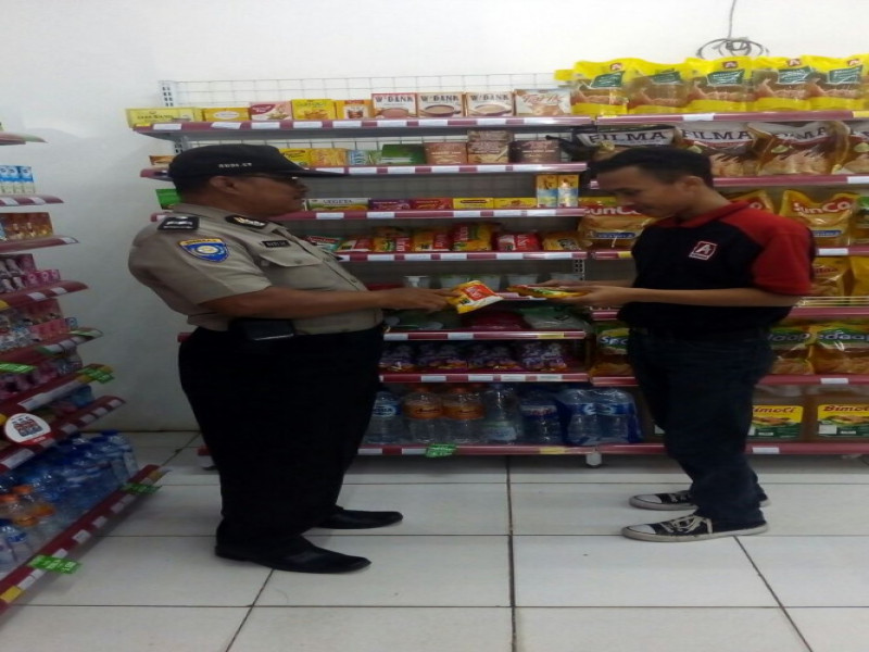 IMG-bhabinkamtibmas-polsek-sepatan-himbau-karyawan-dan-juru-parkir-alfamart-sepatan
