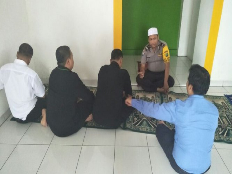 IMG-aiptu-m-idris-sampaikan-himbauan-kamtibmas-usai-sholat-dzuhur-berjamaah