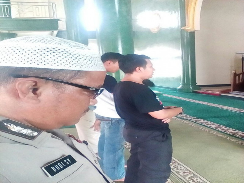 IMG-polisi-cinta-masjid-bhabinkamtibmas-polsek-sepatan-jalin-silaturahmi-dengan-sholat-berjamaah