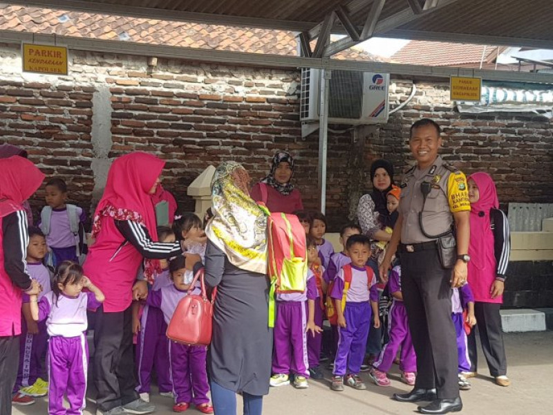 IMG-binmas-kelurahan-mekarsari-sampaikan-pesan-kepada-murid-tk-agar-semangat-belajar