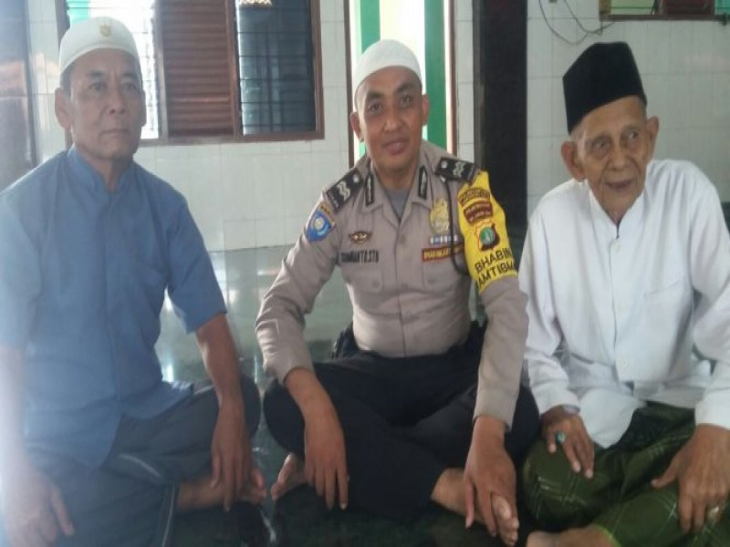 IMG-aiptu-sumianto-jalin-kedekatan-dengan-tokoh-masyarakat-dalam-shalat-berjamaah