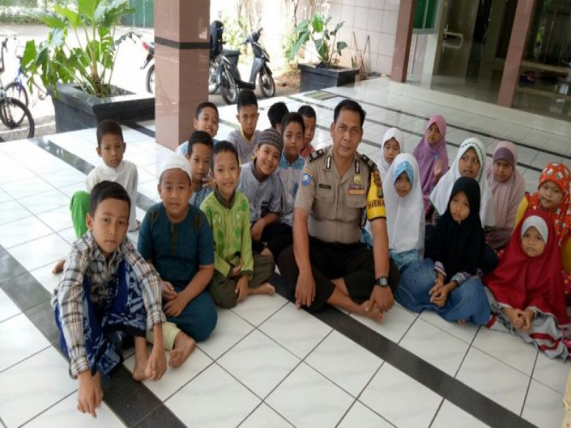 IMG-kunjungi-tpa-nurul-hasanah-aiptu-asmad-memberikan-semangat-untuk-terus-belajar