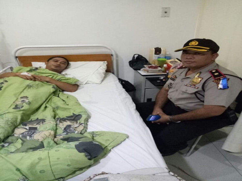 IMG-kapolsek-neglasari-jalin-rasa-kekeluargaan-denga-besuk-anggota-yang-sakit