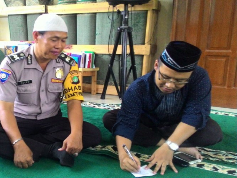 IMG-bhabinkamtibmas-polsek-jatiuwung-aiptu-cecep-rangkul-dan-galang-tokoh-agama-periuk-jaya