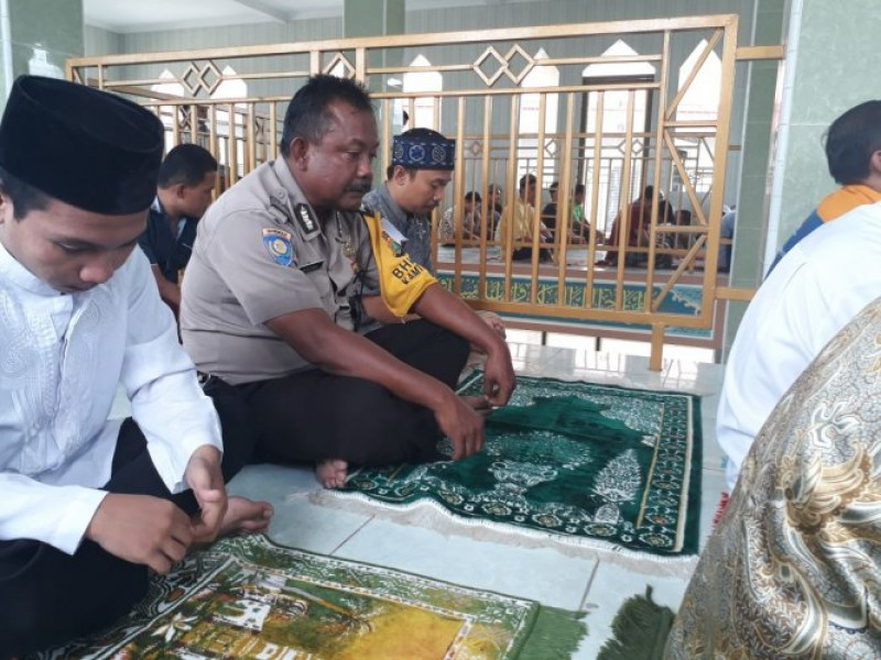 IMG-aiptu-daryono-bhabinkamtibmas-desa-kosambi-timur-sholat-jumat-bersama-warga-di-masjid-at-taqwa