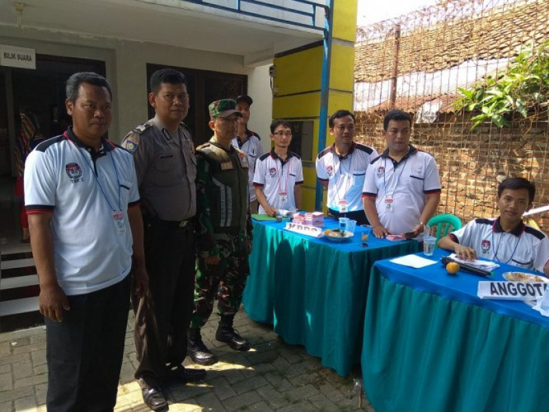 IMG-bhabinkamtibmas-polsek-jatiuwung-bersama-babinsa-hadiri-pemilihan-ketua-rw12-kelurahan-periuk