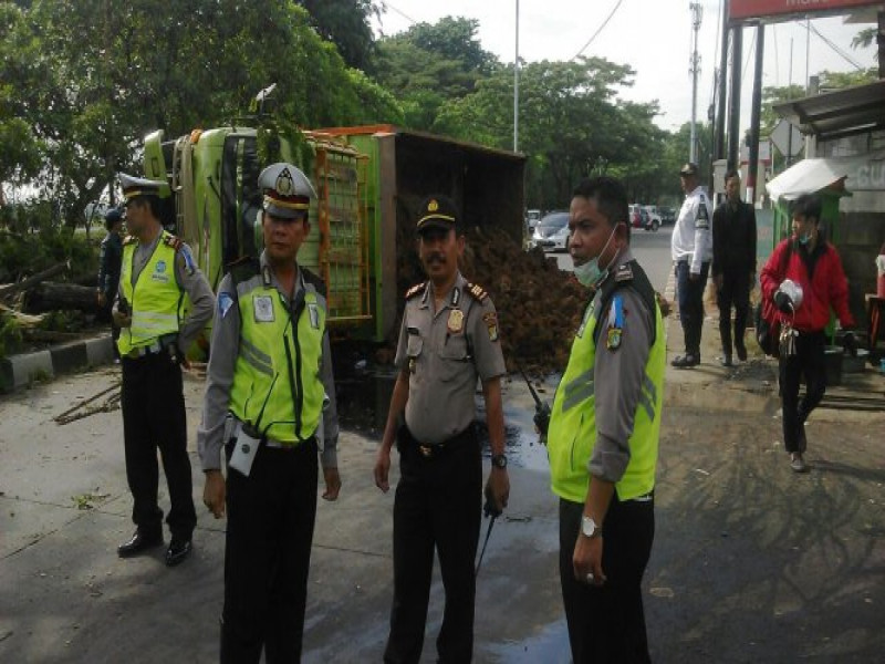 IMG-wakapolsek-bersama-kanit-lantas-polsek-neglasari-alihkan-arus-lalu-lintas-akibat-truk-terbalik-di-jalan-suryadharma-neglasari