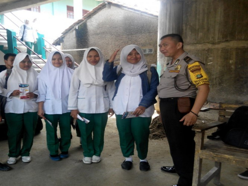 IMG-sambangi-sekolah-smk-aiptu-hardono-beri-himbauan-kamtibmas