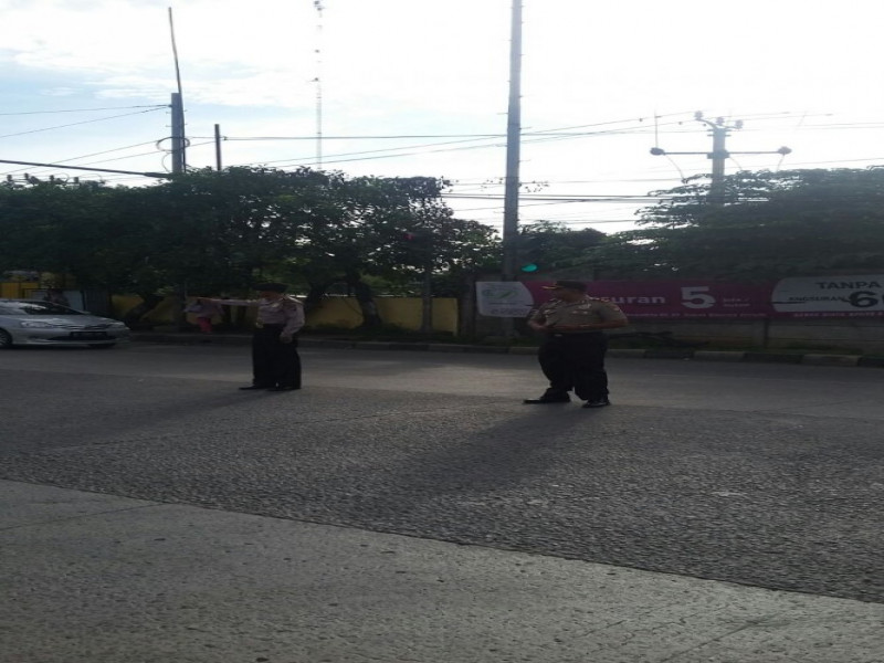 IMG-kapolsek-jatiuwung-melaksanakan-gatur-lalin-pagi-bersama-anggota-di-jalan-gatot-subroto