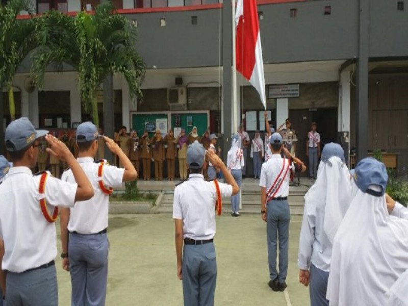 IMG-kanit-binmas-polsek-jatiuwung-jadi-pembina-upacara-di-sman-11-tangerang-saat-polkiss