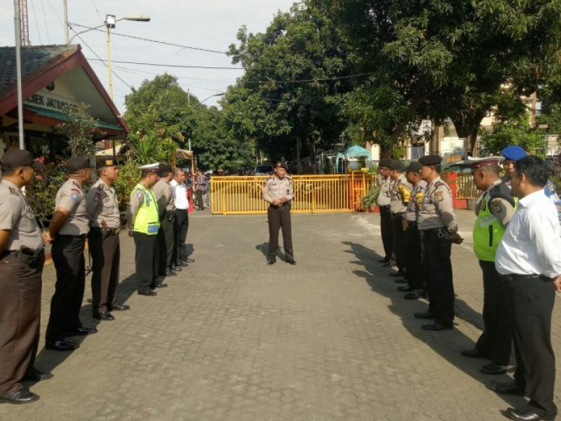 IMG-panit-sabhara-polsek-jatiuwung-ipda-dede-m-firmansyah-pimpin-apel-serah-terima-tugas-jaga