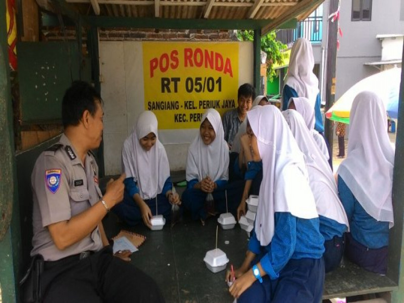 IMG-dengan-humanis-dan-penuh-keakraban-binmas-aiptu-cecep-sambangi-siswi-mts-nurul-falah