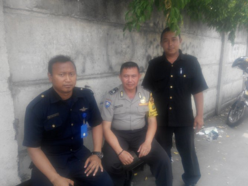 IMG-aiptu-hardono-sambangi-satpam-kawasan-pergudangan-bandara-massia