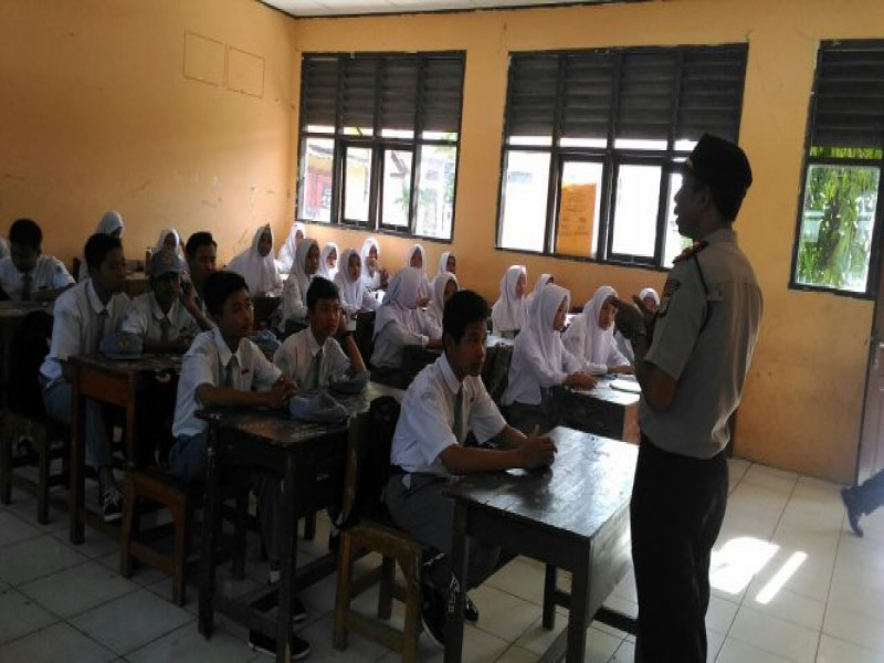 IMG-kanit-binmas-ipda-sambas-memberikan-himbauan-kepada-siswa-siswi-smk-algina