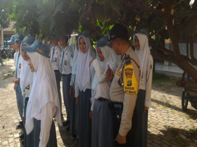 IMG-aiptu-sumadi-binmas-desa-suryabahari-memberikan-himbauan-kepada-siswa-siswi-sma