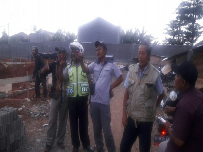 IMG-kapolsubsektor-palem-semi-sambang-dialogis-dengan-para-pekerja-di-proyek-pasar-modern