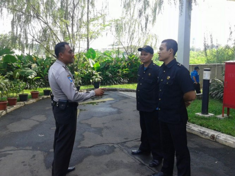 IMG-aiptu-sumianto-arahkan-satpam-hotel-teliti-dalam-lakukan-pemeriksaan-kendaraan