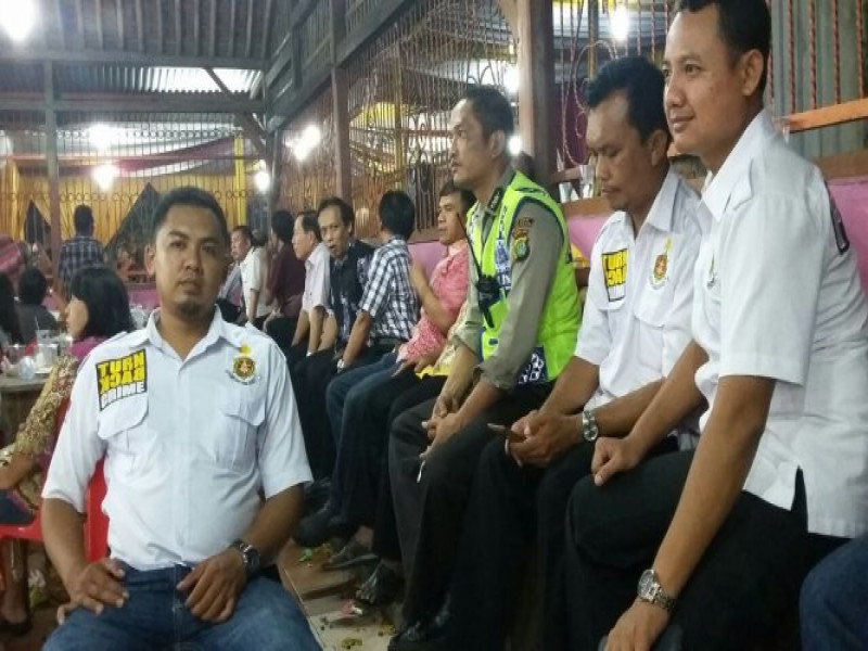 IMG-jaga-hubungan-harmonis-dengan-tokoh-masyarakat-anggota-polsek-hadiri-undangan-warga