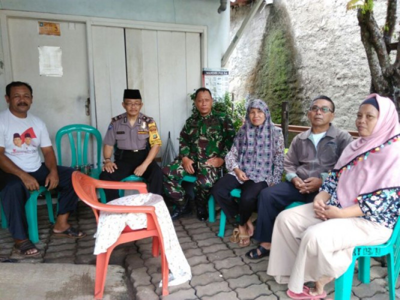 IMG-bentuk-kepedulian-aiptu-wahyono-melayat-warga-yang-berpulang