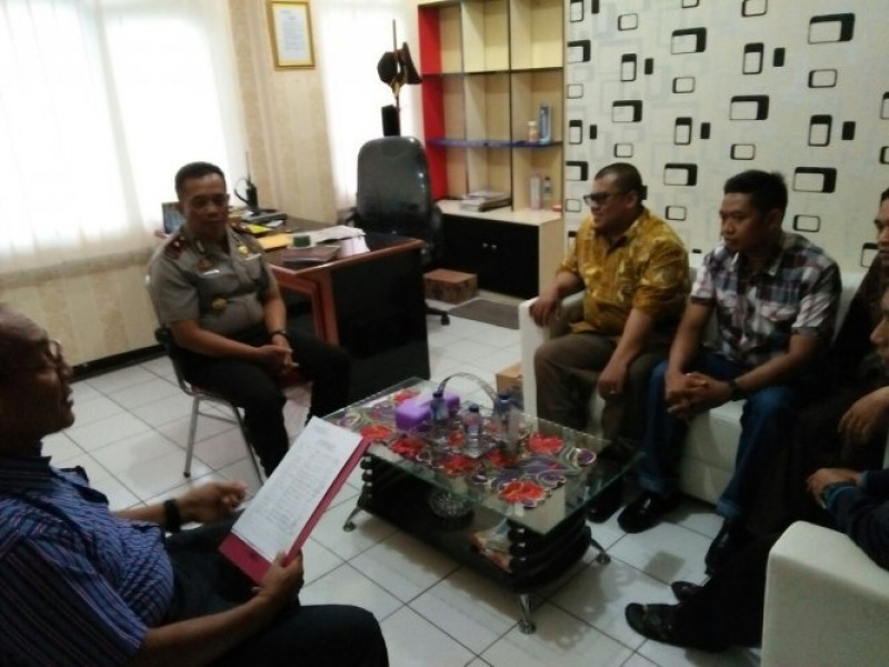 IMG-kapolsek-ciledug-kompol-supiyanto-sh-menerima-tamu-dari-ppk-larangan-di-ruang-kerjanya