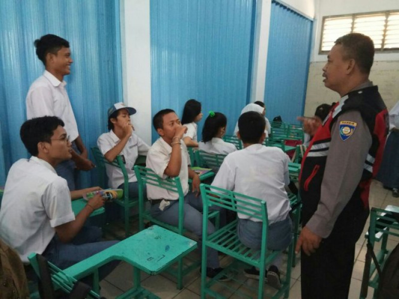 IMG-cegah-peredaran-narkoba-bhabinkamtibmas-polsek-ciledug-berikan-binluh-siswa-i-smk-makarya