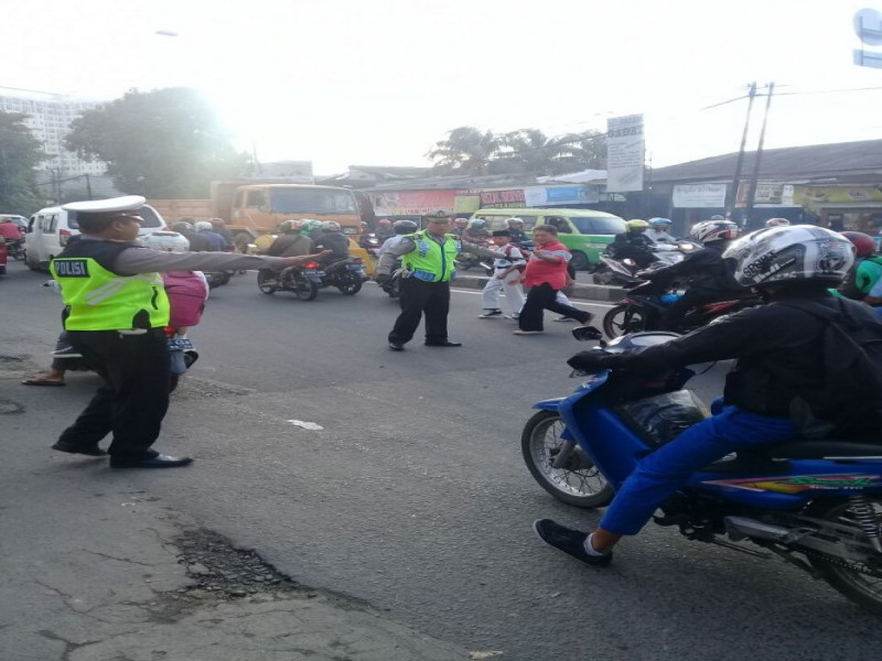 IMG-kanit-lantas-polsek-jatiuwung-bersama-anggotanya-berikan-pelayanan-kepada-penyebrang-jalan