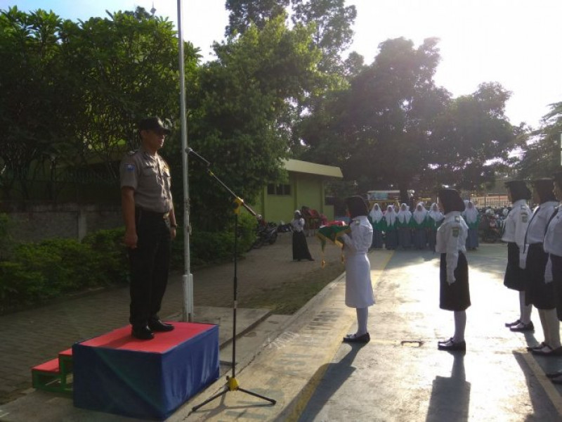 IMG-bhabinkamtibmas-kelurahan-pinang-jadi-pembina-upacara-senin-pagi