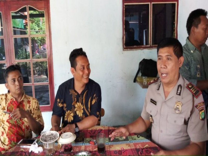 IMG-dengan-suasana-santai-wakapolsek-cipondoh-ajak-tokoh-masyarakat-bekerjasama-manjaga-lingkungan