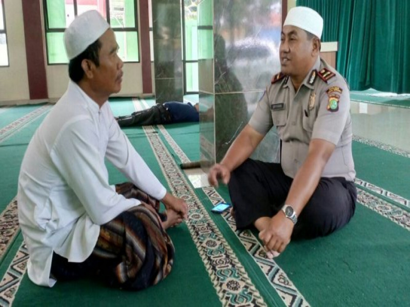 IMG-panit-binmas-polsek-jatiuwung-sholat-ashar-berjamaah-di-masjid-at-taubah-periuk