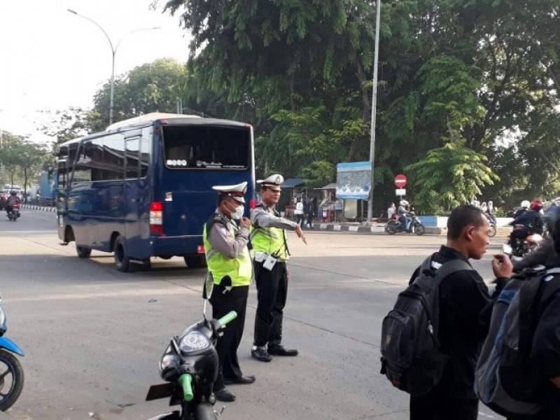 IMG-unit-lantas-polsek-neglasari-cegah-kemacetan-dengan-larang-angkot-mangkal-di-tepi-jalan