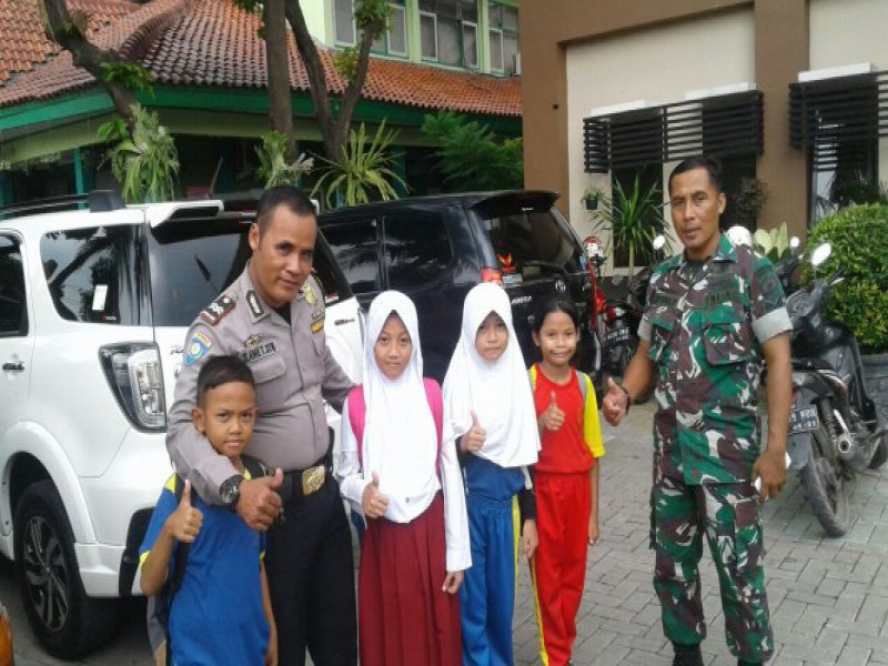 IMG-babinsa-bersama-binmas-kelurahan-neglasari-mendukung-program-polkiss