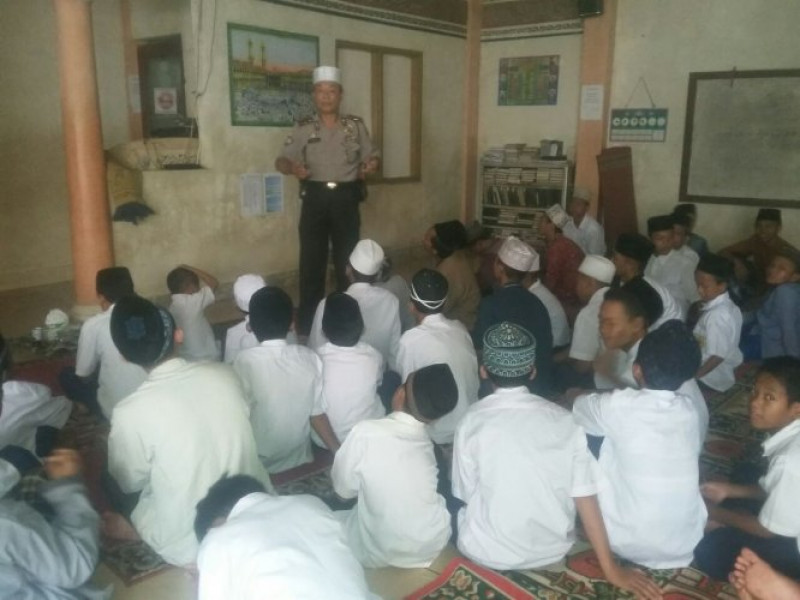 IMG-himbauan-kamtibmas-kanit-binmas-kepada-para-santri-di-ponpes-annisiniyyah