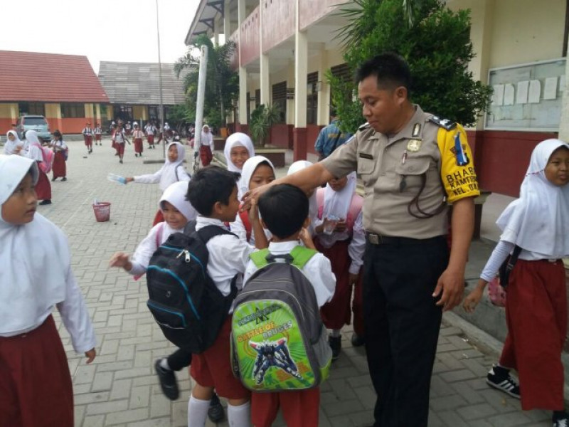 IMG-bhabinkamtibmas-kelurahan-dadap-berikan-motivasi-disela-pembinaan-pelajar-sdn-iv-dadap