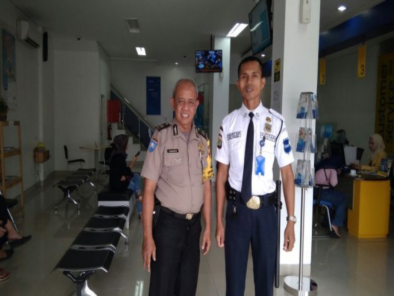 IMG-babinkamtibmas-desa-kampung-melayu-barat-sambang-dialogis-satpam-bank-bca-ajak-untuk-peduli-kamtibmas