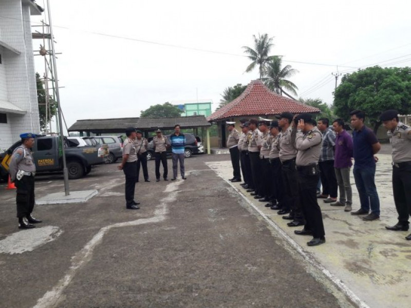 IMG-kapolsek-pakuhaji-akp-suyatno-sh-apel-pagi-dilanjutkan-latihan-pbb-dan-olah-raga-bersama-personil-polsek-pakuhaji