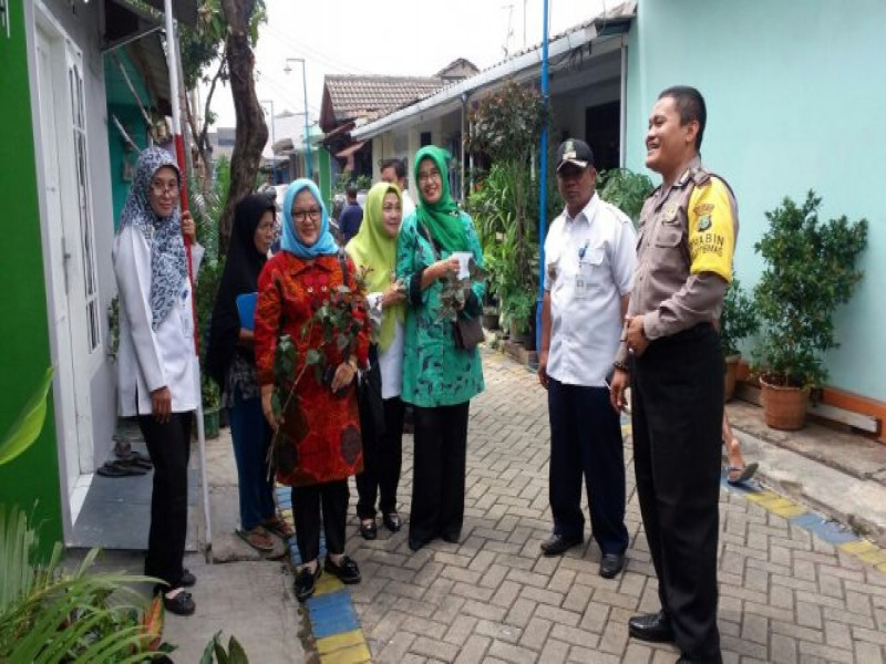 IMG-bhabinkamtibmas-polsek-jatiuwung-bersama-lurah-alam-jaya-lakukan-monitoring-kampung-hijau
