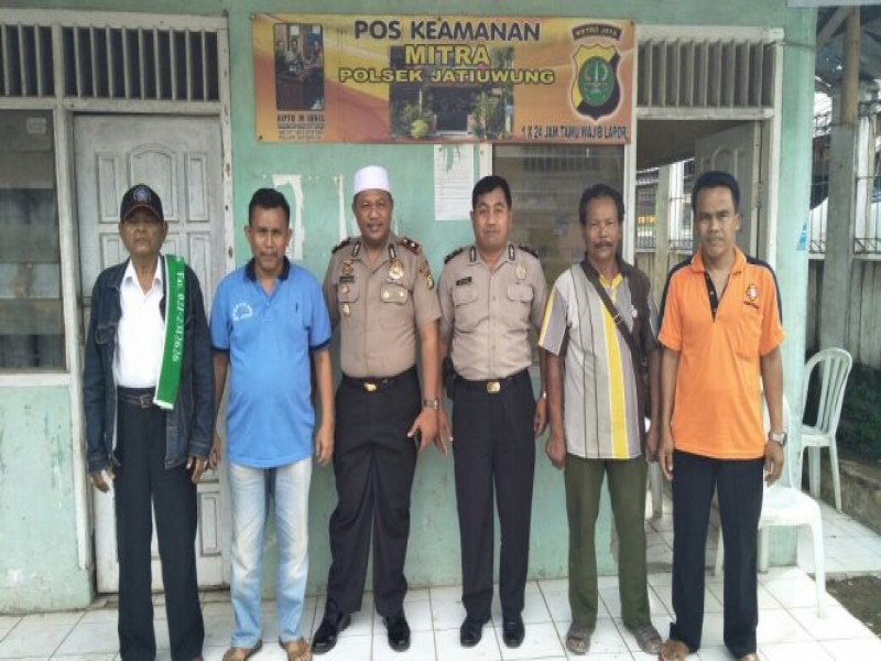 IMG-kapolsek-jatiuwung-melakukan-silaturahmi-dengan-ketua-rw06-jatake